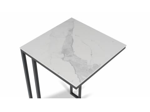 stolik na nogach z czarnych metalowych profili