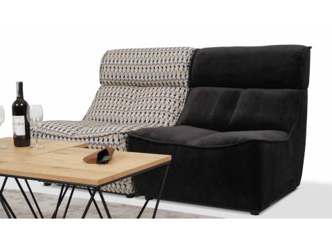 Dwukolorowa sofa składająca się z osobnych siedzisk