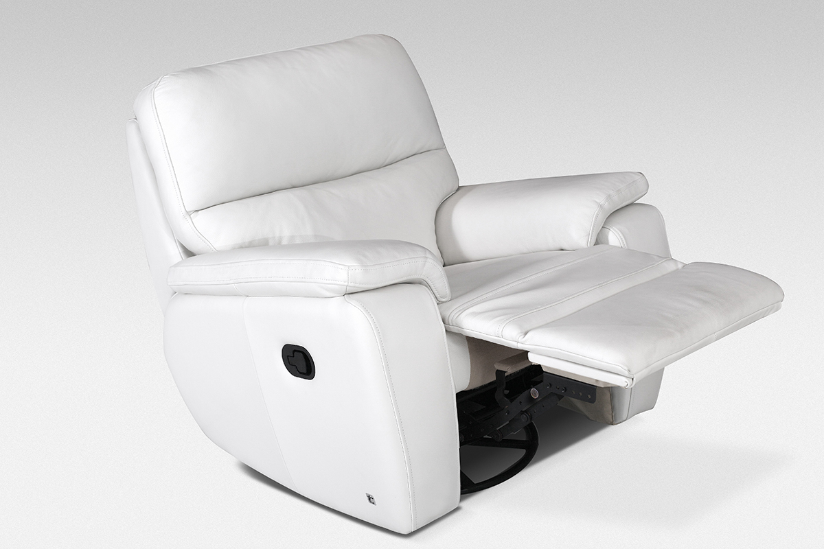 bujany i obracany fotel z białej skóry z funkcją relax