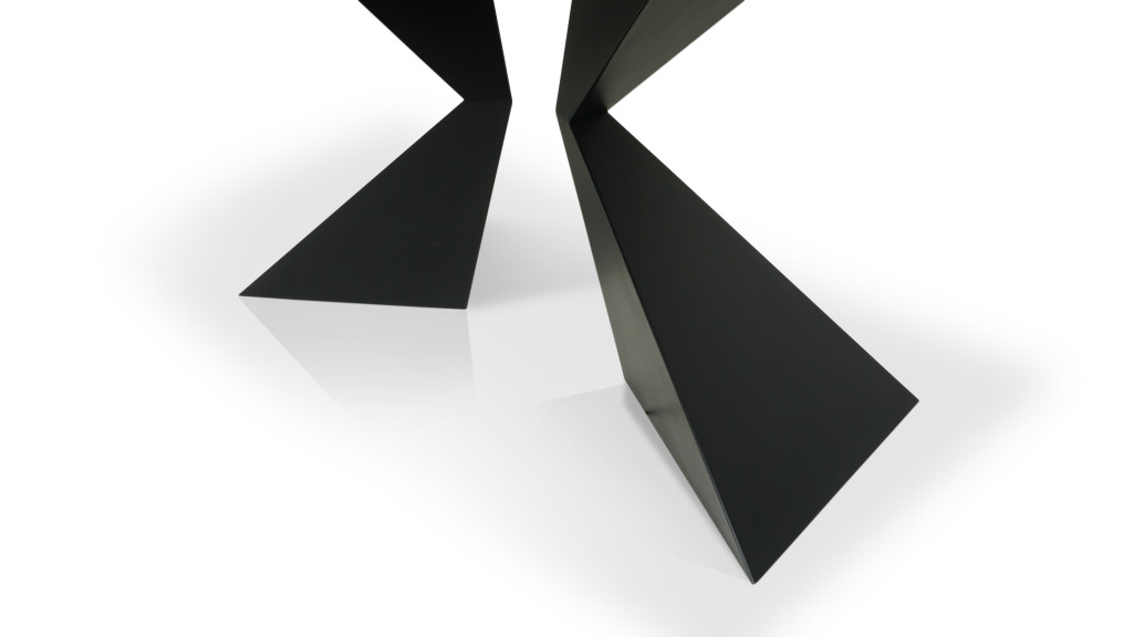 Stół Osuna nowoczesny stół z litego dębu i geometryczną metalową podstawą Stół Osuna nowoczesny stół z litego dębu i geometryczną metalową podstawą
