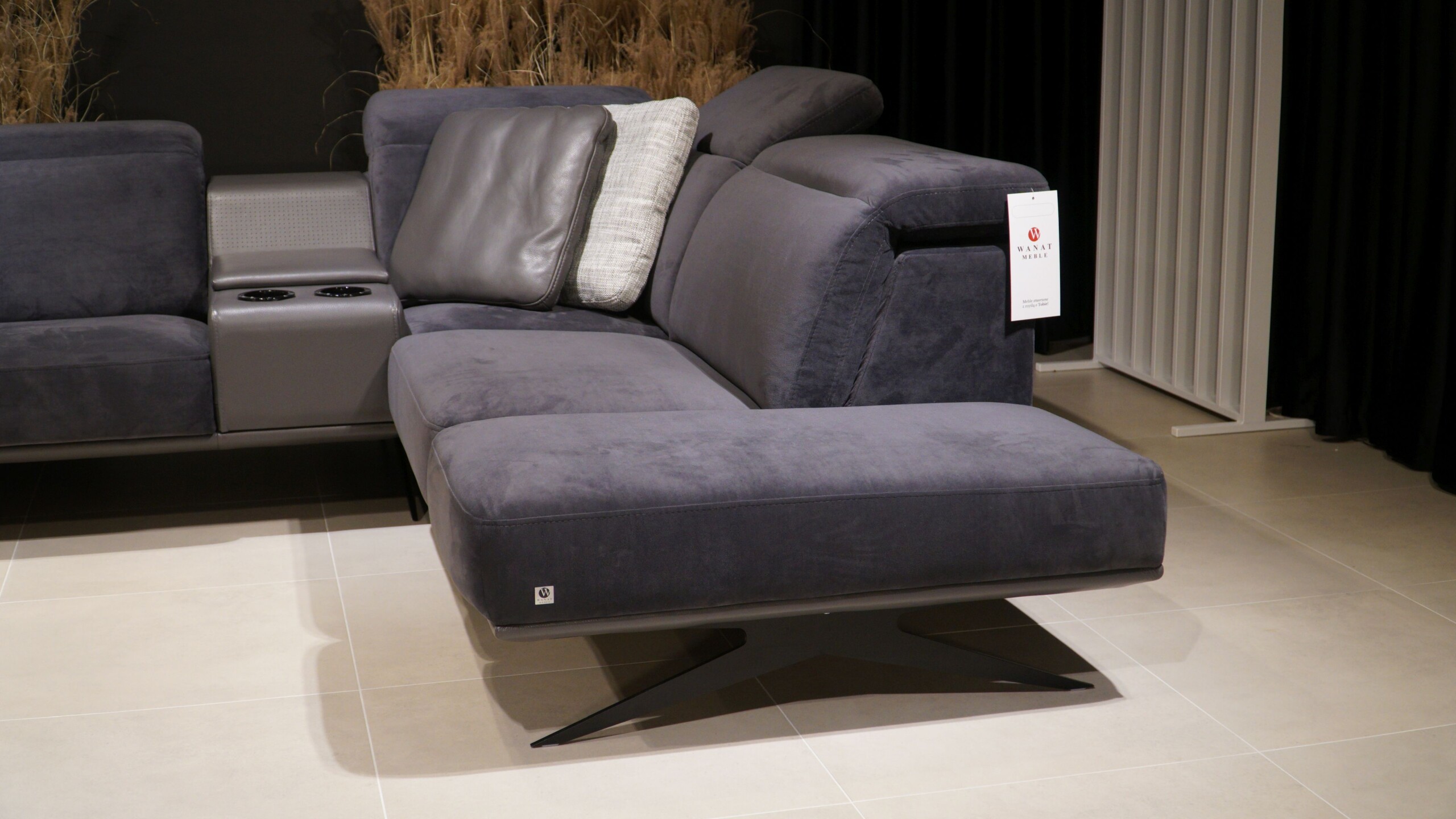 Elegancki narożnik z regulowanymi zagłowkami Narożnik Venafro w połączeniu tkaniny i skóry naturalnej -50% Wyprzedaż