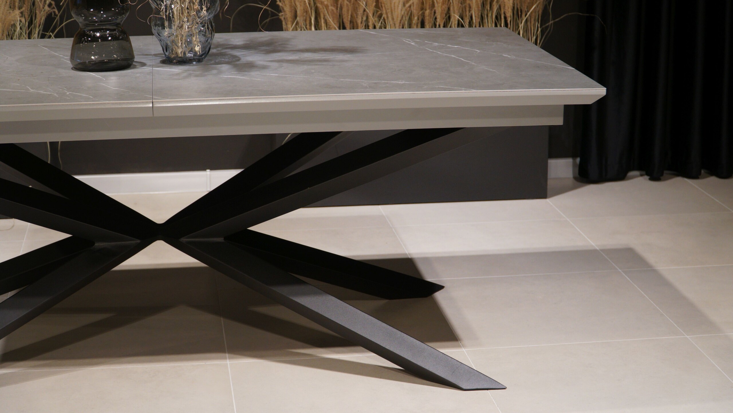 elegancki stół kwarcowy na czarnej nodze Stół Linatte spiek kwarcowy 200x100 cm+2x40 cm Wyprzedaż -30%