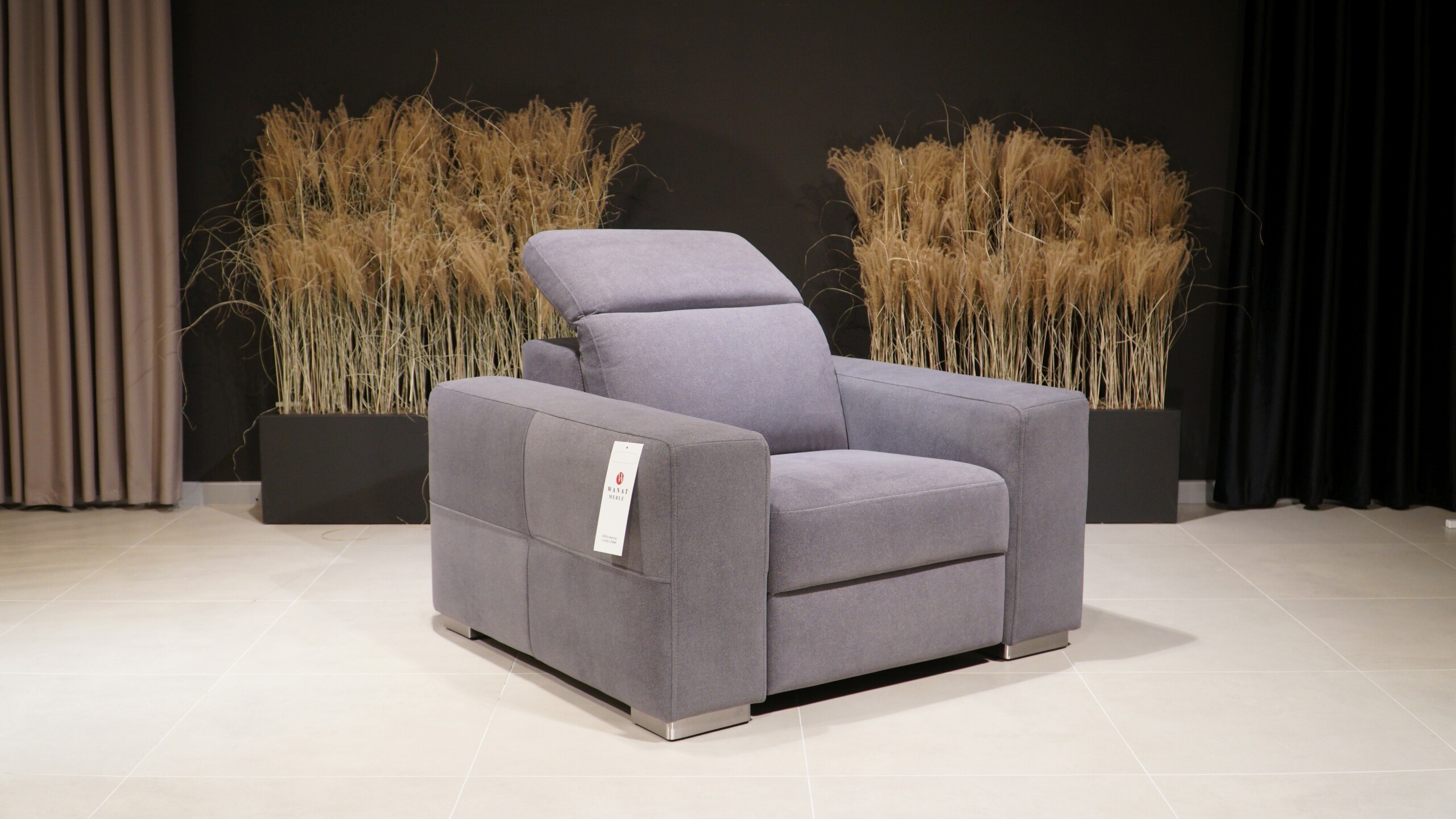 wygodny fotel do salonu w szarej tkaninie Fotel Cinema Wyprzedaż -50% z funkcją relaxu