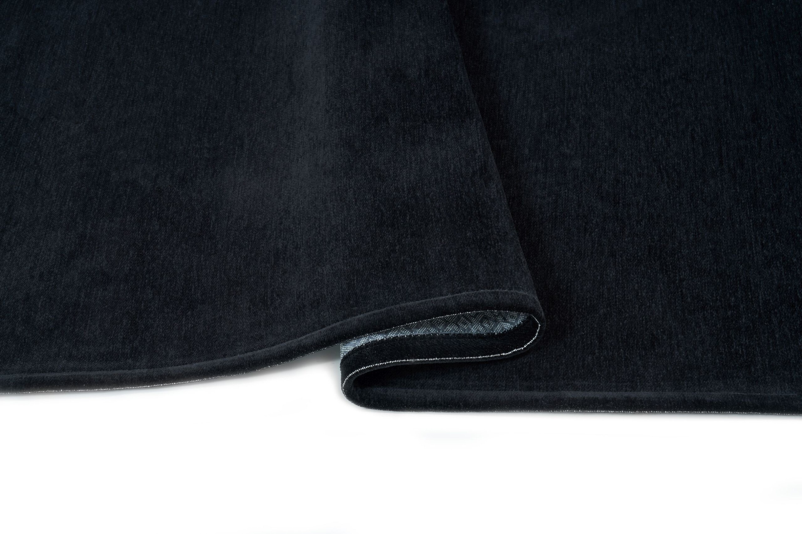 Minimalizm, który definiuje przestrzeń Dywan Basic Black - Luksus ukryty w prostocie