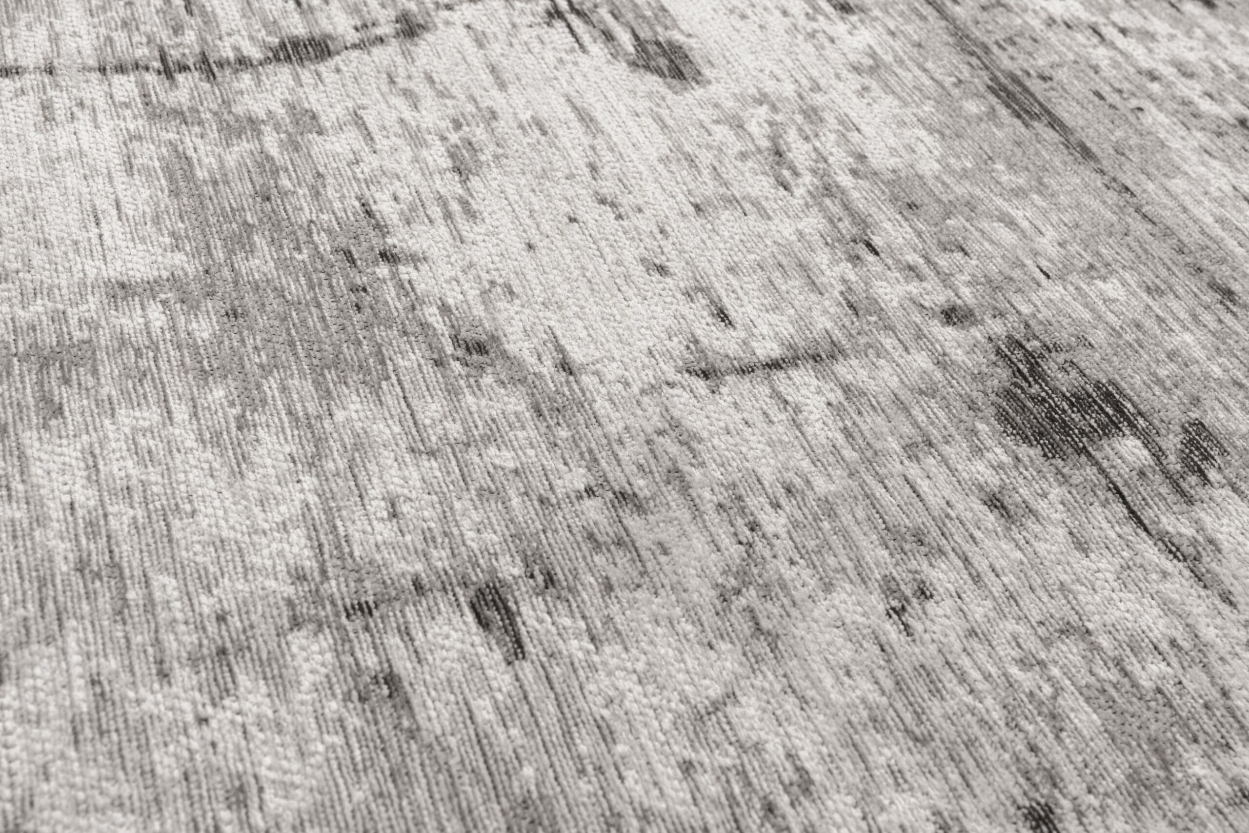 Surowa elegancja w nowoczesnym wydaniu Dywan Beto Anthracite inspirowany betonem i miejską architekturą