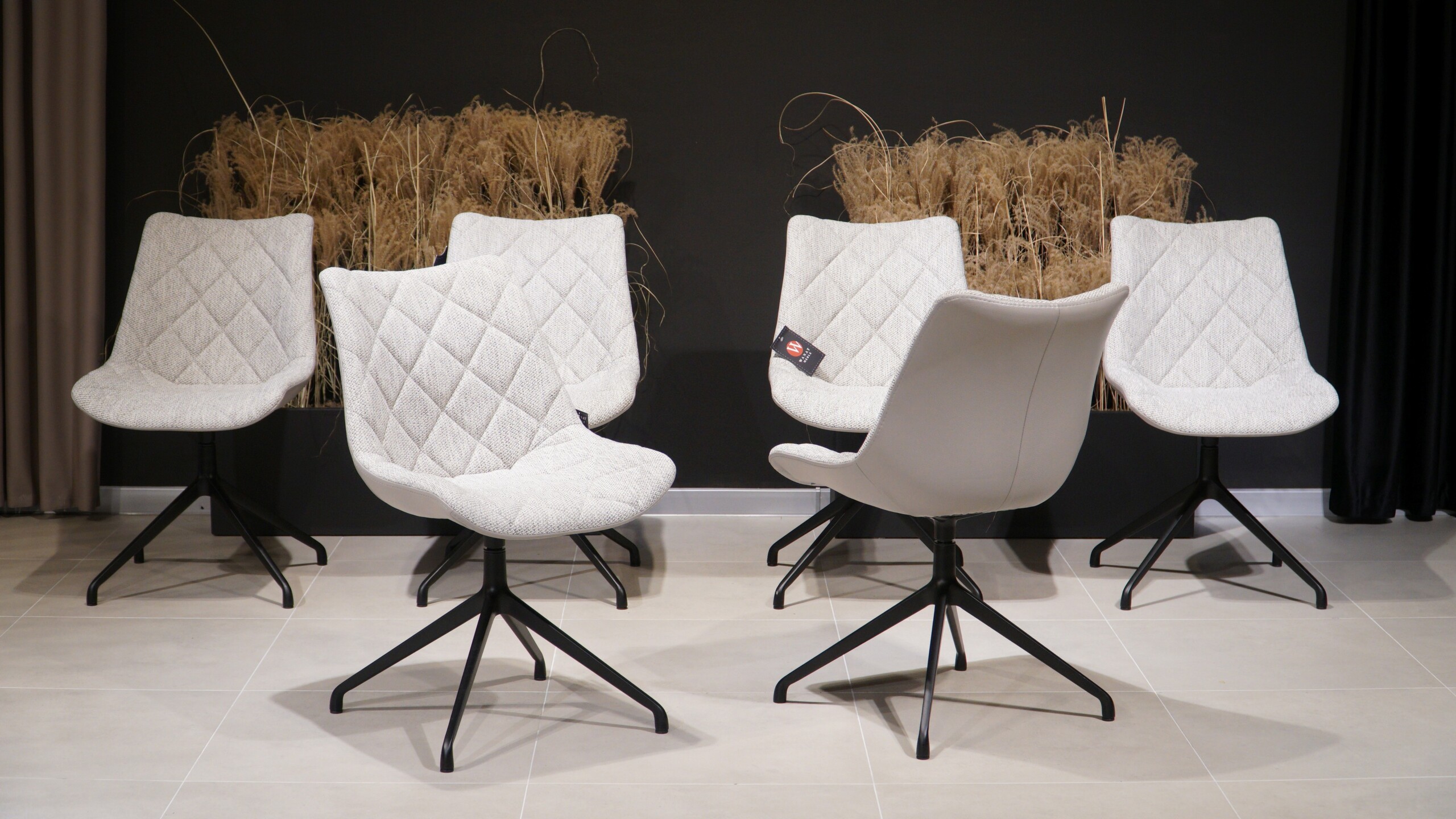 designerskie krzesło do stołu z obrotową podstawą