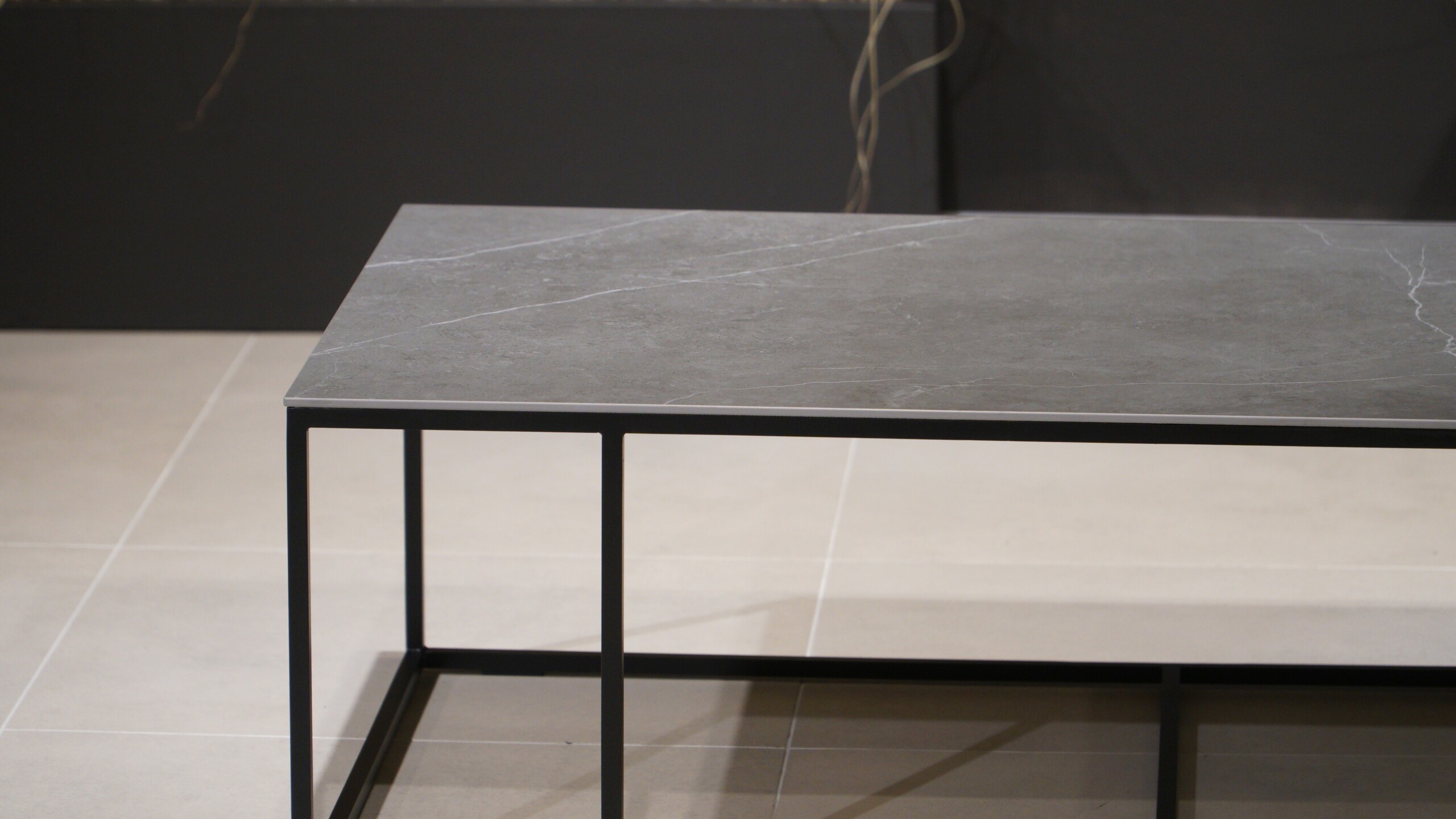 minimalistyczny stolik do salonu z blatem ze spieku kwarcowego laminam pietra grey