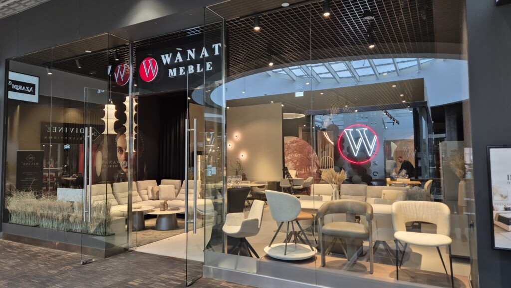 Salon Meble Wanat Warszawa w Domotece z nowoczesną aranżacją wnętrza, eleganckim narożnikiem modułowym, designerskim stołem oraz krzesłami premium w jasnej kolorystyce
