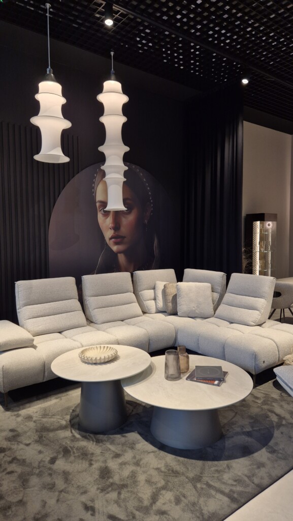 Wnętrze salonu meblowego Meble Wanat w Warszawie z elegancką strefą wypoczynkową, nowoczesnym oświetleniem oraz starannie zaprojektowaną ekspozycją mebli do salonu i jadalni