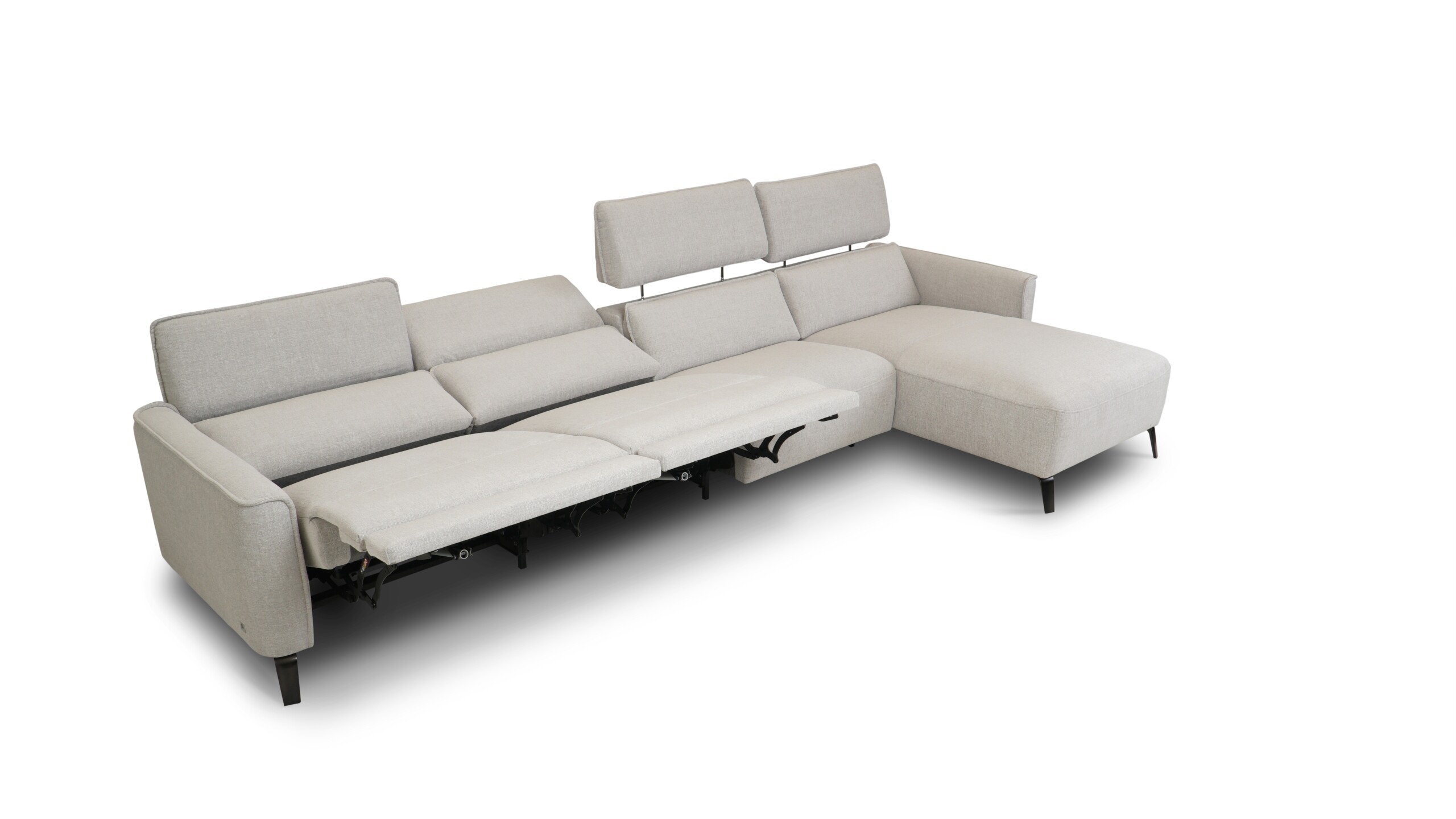jasna sofa Shila z funkcją relax, wysokimi czarnymi nóżkami i tapicerką AquaClean Amaral o praktycznym wykończeniu jasna sofa Shila z funkcją relax, wysokimi czarnymi nóżkami i tapicerką AquaClean Amaral o praktycznym wykończeniu