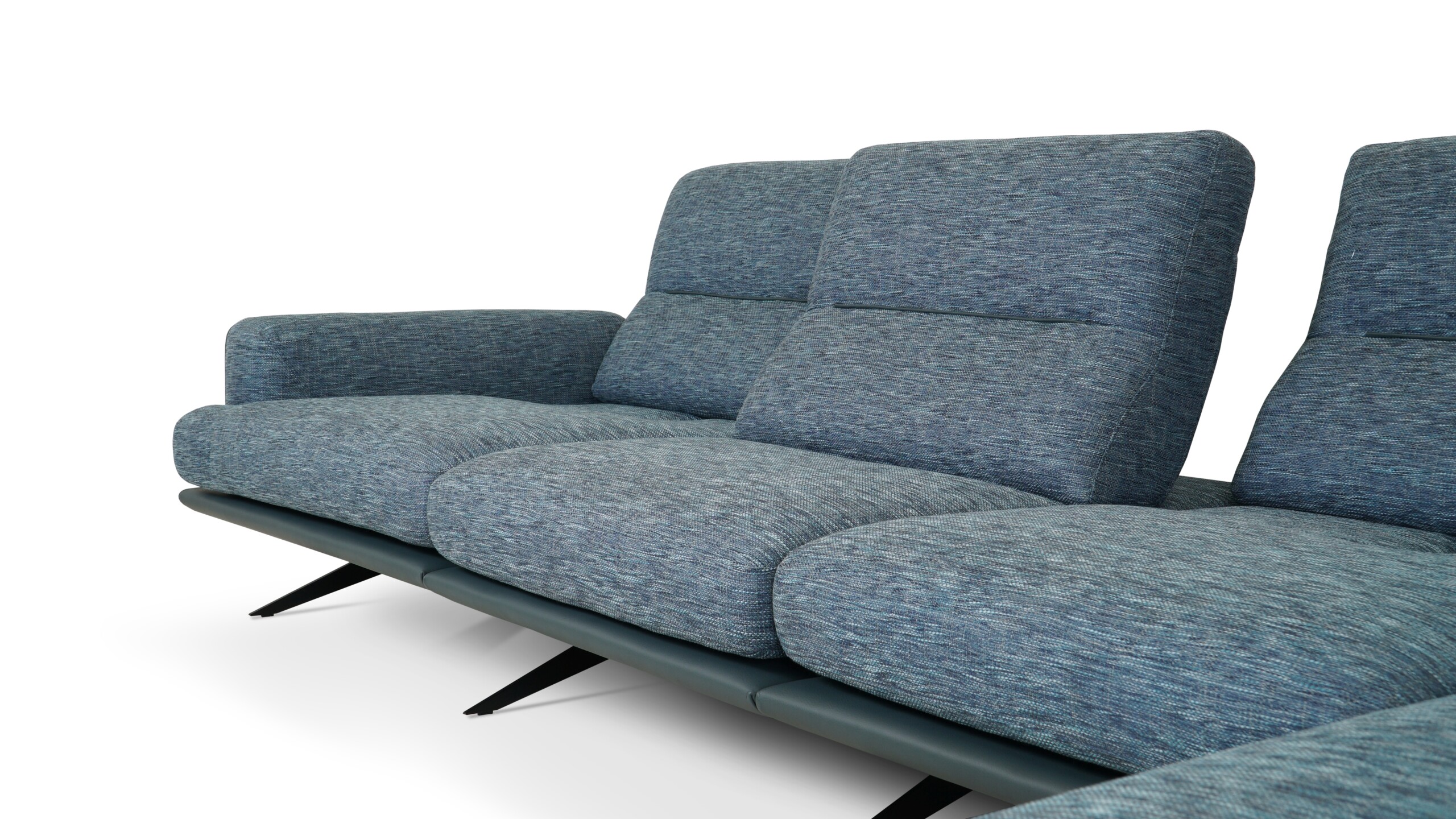komfortowa sofa do salonu z leżanką, wyprofilowanymi oparciami i efektownym połączeniem niebieskiej tkaniny oraz skóry komfortowa sofa do salonu z leżanką, wyprofilowanymi oparciami i efektownym połączeniem niebieskiej tkaniny oraz skóry