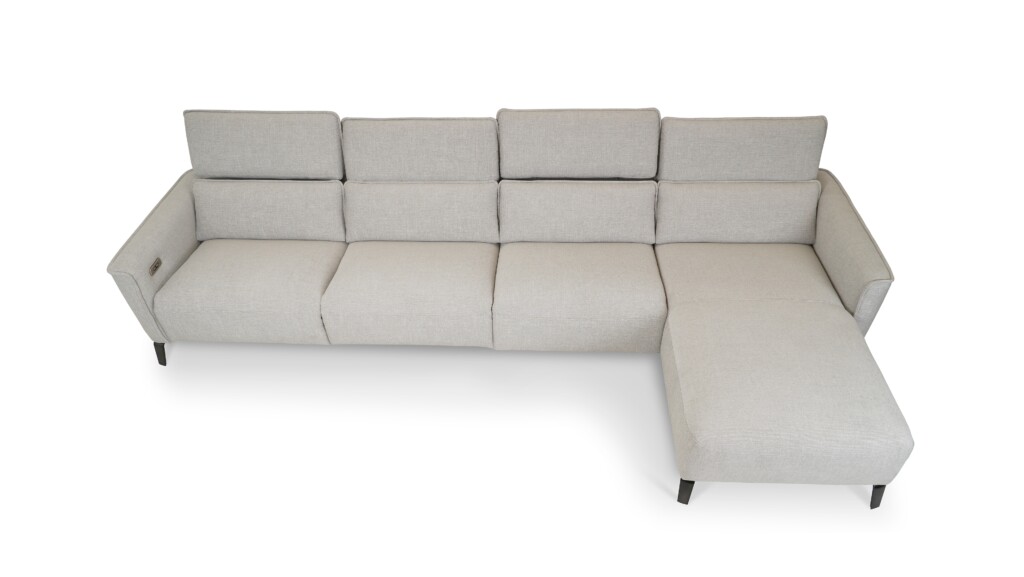 Shila sofa z szezlongiem z elektryczną opcją relaksu komfortowa sofa na zamówienie z szezlongiem, elektrycznym mechanizmem wypoczynkowym i nowoczesną linią podłokietników