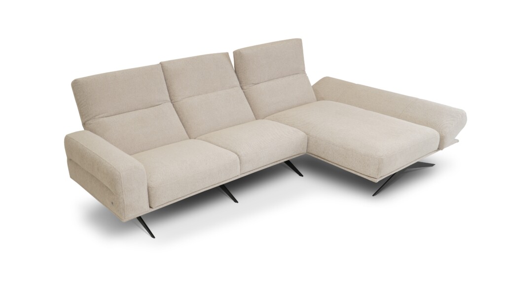 Auri sofa z leżanką do wygodnego odpoczynku nowoczesna sofa z szezlongiem w jasnej tkaninie beżowej z funkcją regulacji oparcia oraz podnoszonym zagłówkiem