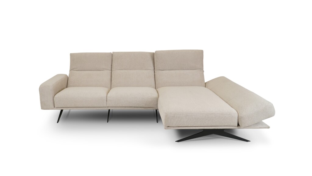 Auri sofa z leżanką do wygodnego odpoczynku sofa z szezlongiem Auri w tkaninie Elastron Lotus Sand z regulowanym oparciem, zagłówkiem i bokiem przy szezlongu