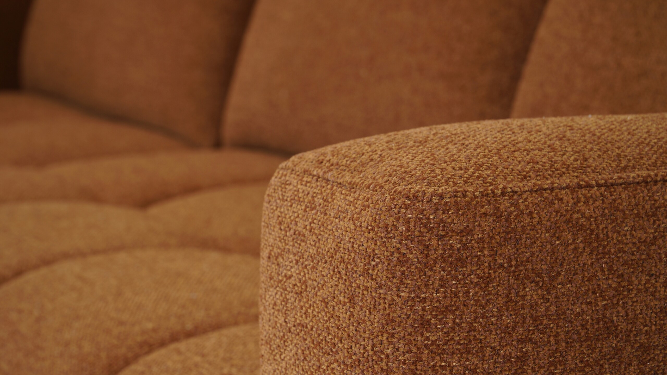 sofa z szezlongiem do salonu w tkaninie Fargotex Devon 55 łącząca nowoczesny wygląd, wygodę odpoczynku i funkcję spania sofa z szezlongiem do salonu w tkaninie Fargotex Devon 55 łącząca nowoczesny wygląd, wygodę odpoczynku i funkcję spania