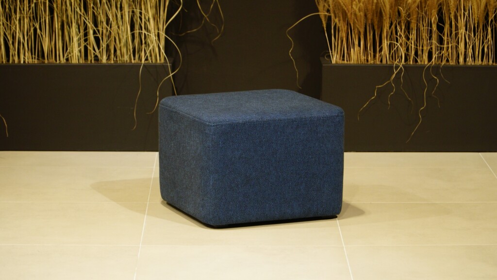 Pufa granatowa idealna do salonu -50%