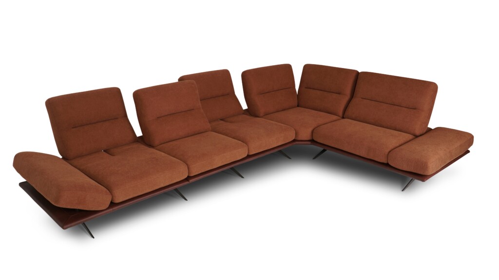 designerskie sofy narożne na metalowych nogach z regulowanym podparciem pleców oraz detalami wykończonymi skórą naturalną