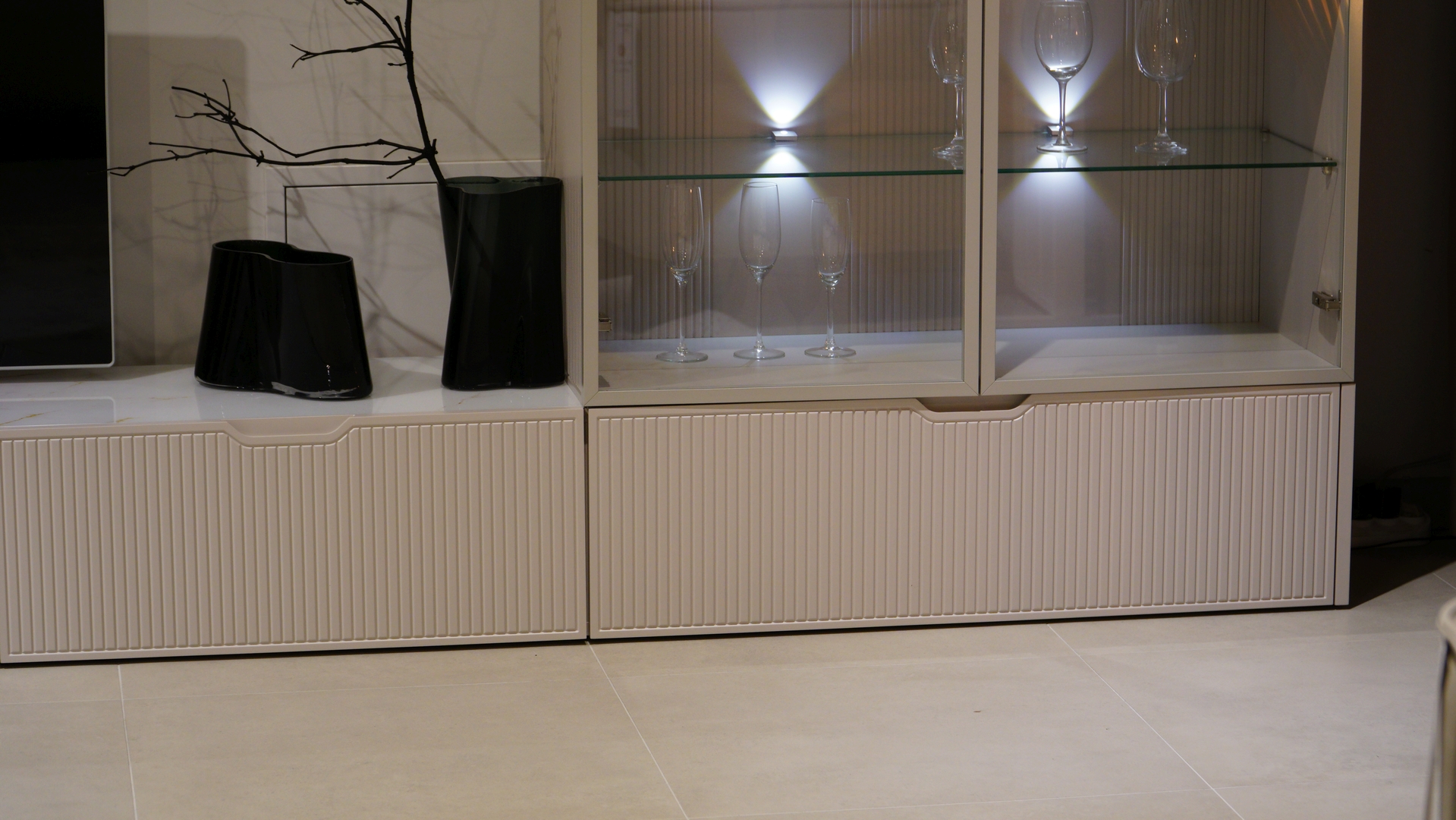elegancka aranżacja salonu z kolekcją Pure i przeszkloną witryną elegancka aranżacja salonu z kolekcją Pure i przeszkloną witryną
