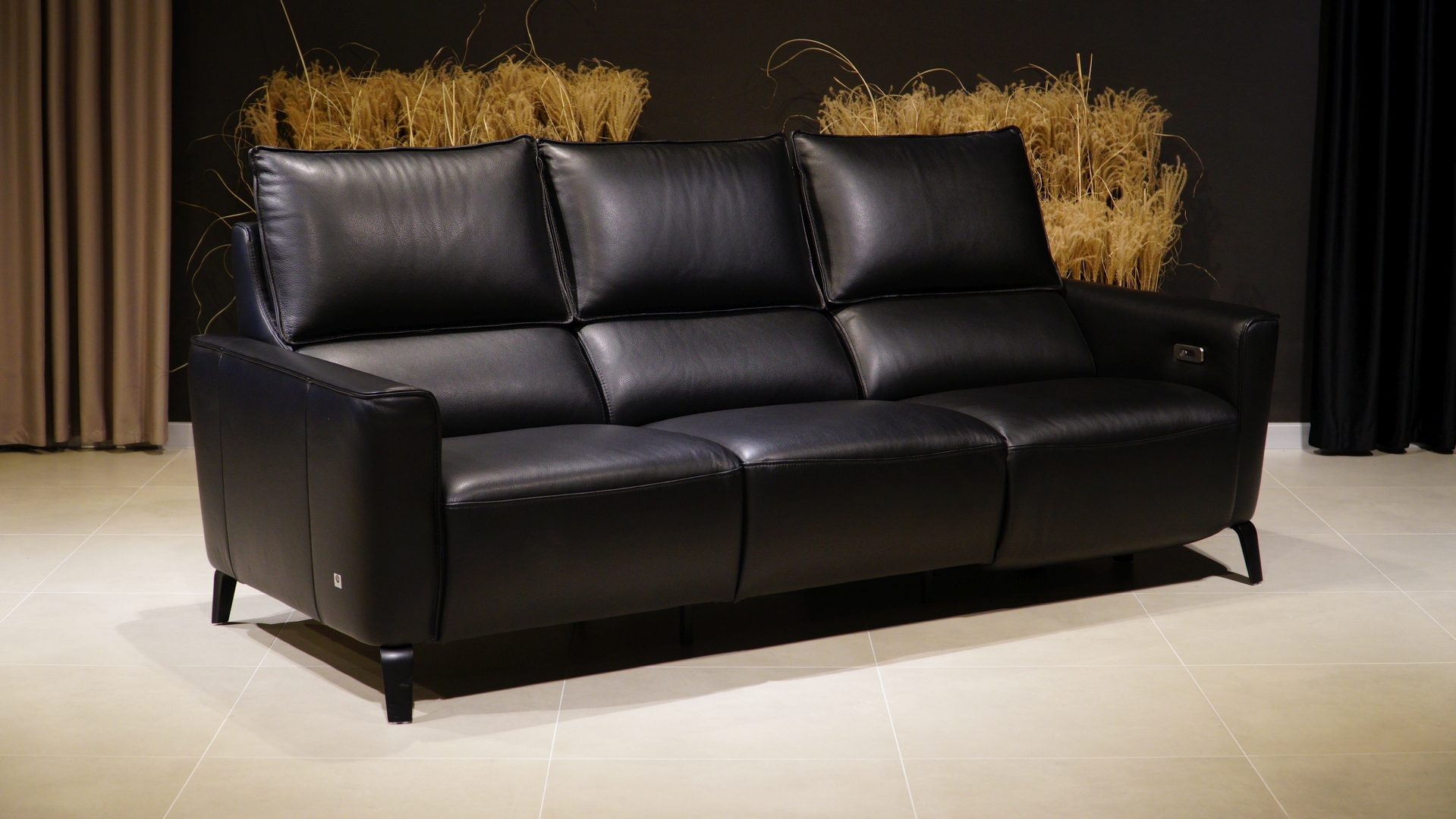 elegancka sofa z naturalnej skóry w kolorze czarnym na metalowych nogach