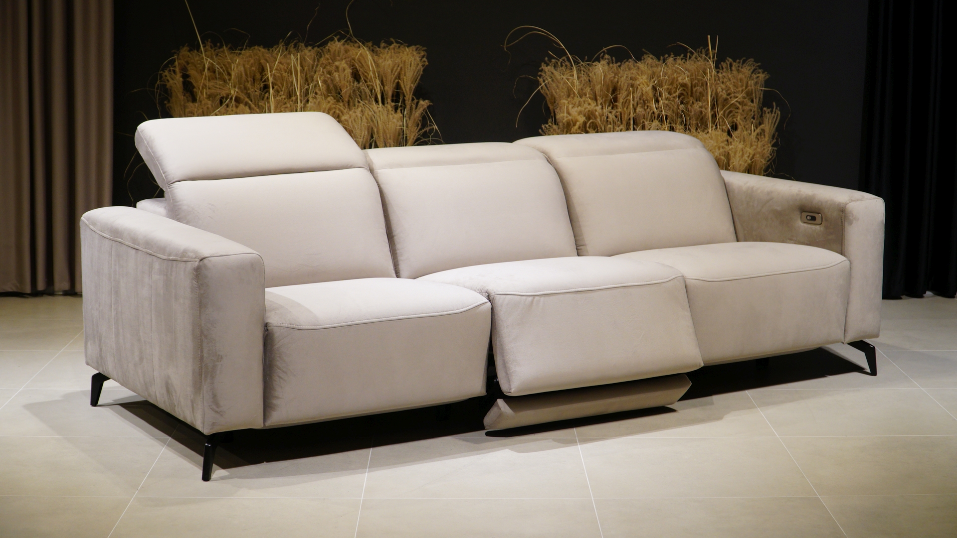 komfortowa sofa wypoczynkowa w tkaninie z trzema elektrycznymi relaksami