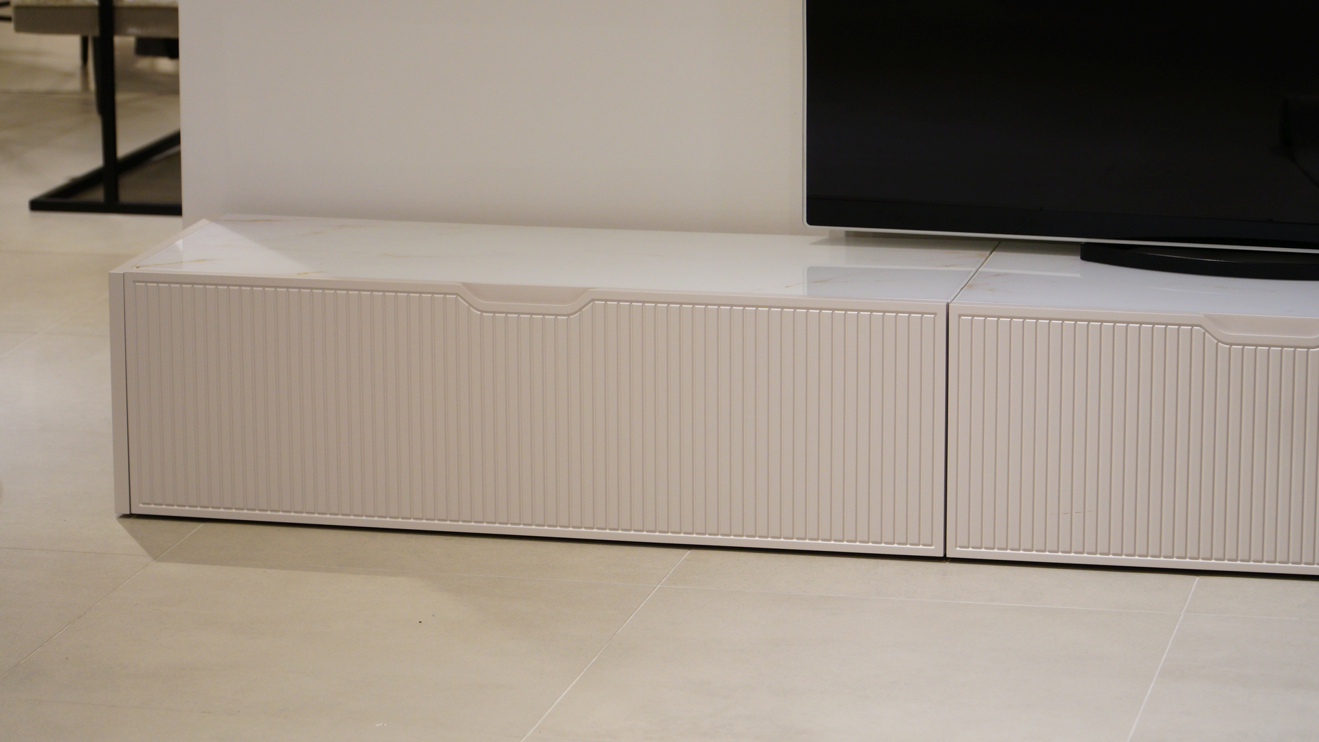 meble do salonu Pure z witryną LED i niskimi szafkami RTV w bieli polski producent
