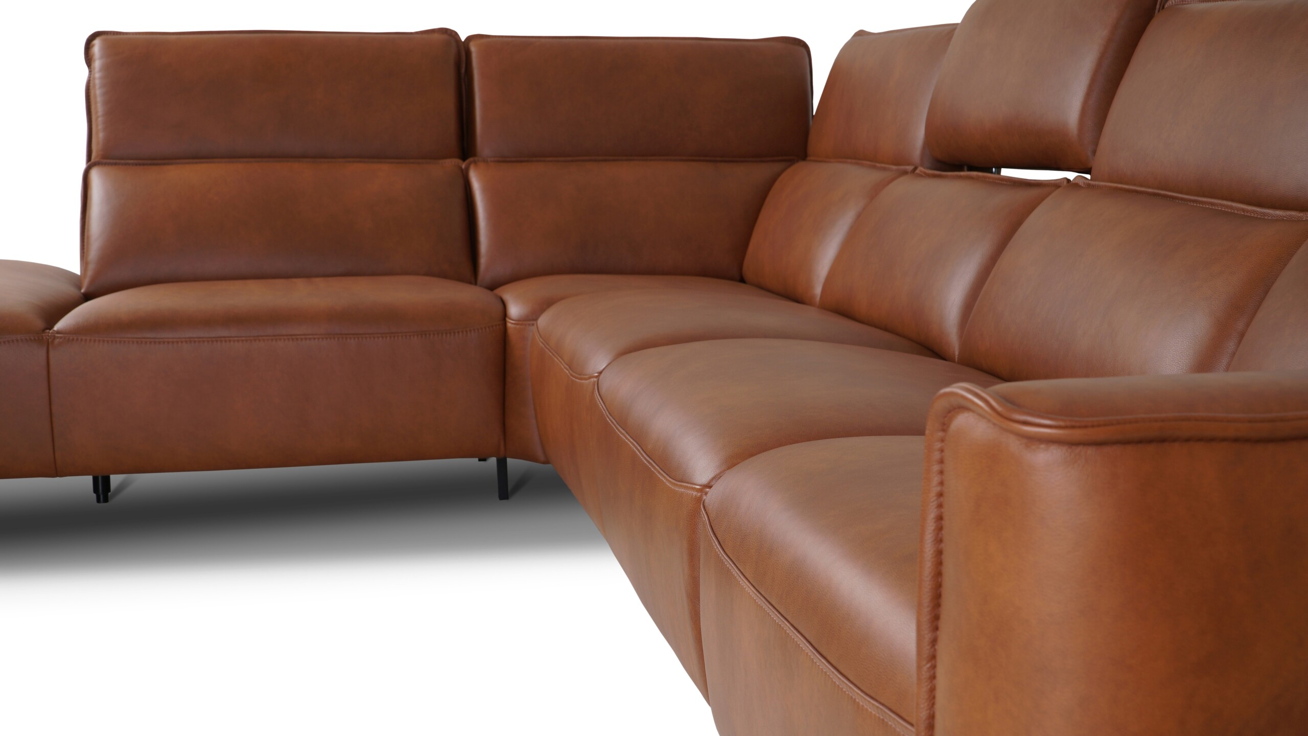 nowoczesna sofa narożna na zamówienie z regulowanymi zagłówkami, funkcją relax Motionitalia i eleganckim wykończeniem w skórze naturalnej nowoczesna sofa narożna na zamówienie z regulowanymi zagłówkami, funkcją relax Motionitalia i eleganckim wykończeniem w skórze naturalnej