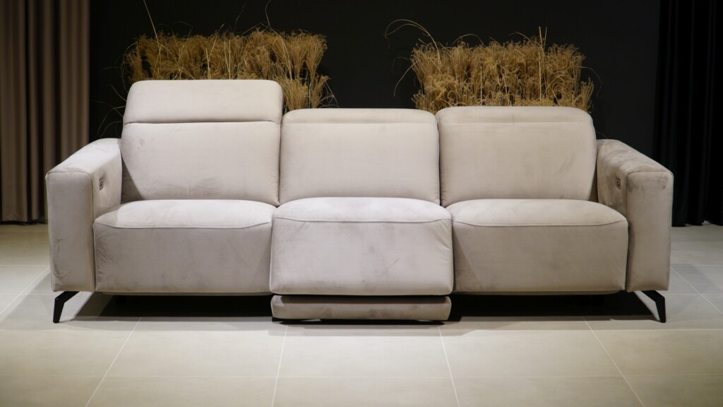 nowoczesna sofa z elektrycznym relaksem dla trzech osób