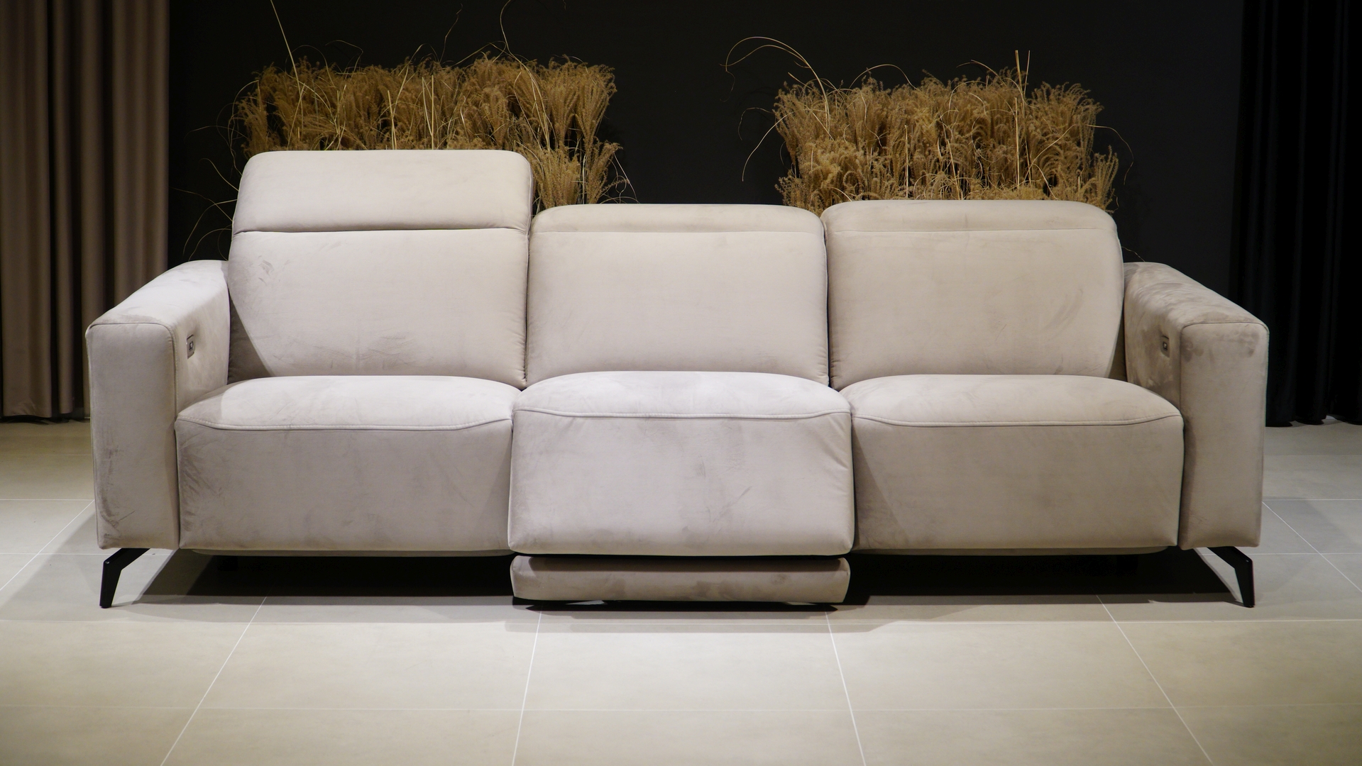 nowoczesna sofa z elektrycznym relaksem dla trzech osób