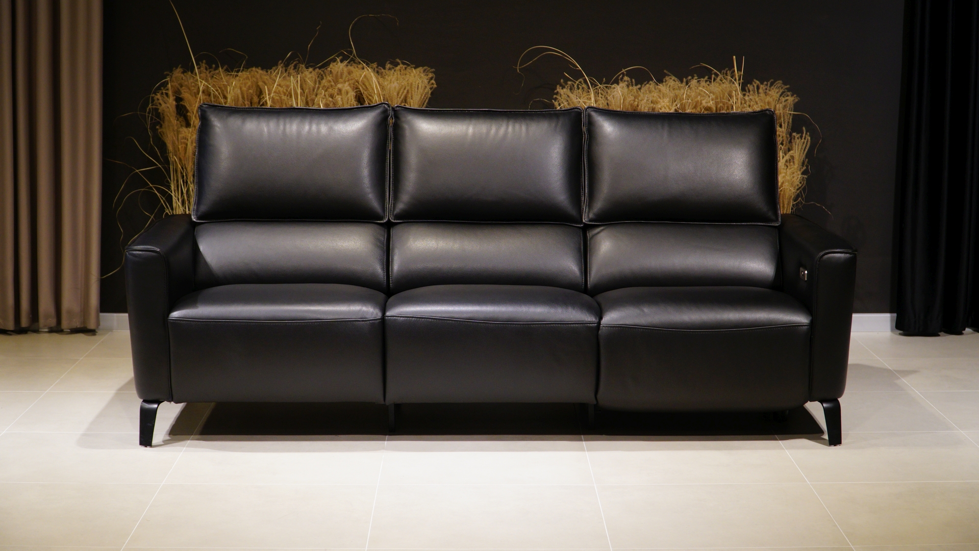 sofa Fado w czarnej skórze naturalnej z funkcją relax elektrycznego