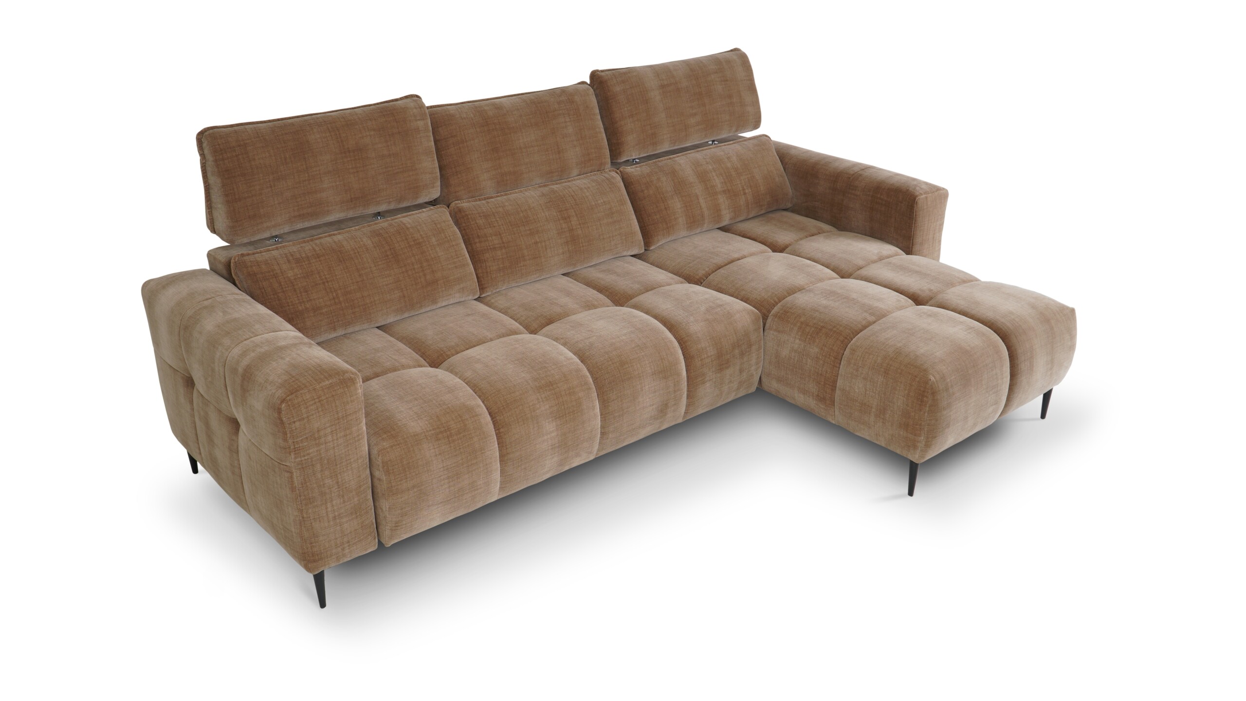 sofa do salonu z wysuwanymi siedziskami, metalowymi nogami i przytulną tapicerką w ciepłym odcieniu karmelowego beżu sofa do salonu z wysuwanymi siedziskami, metalowymi nogami i przytulną tapicerką w ciepłym odcieniu karmelowego beżu
