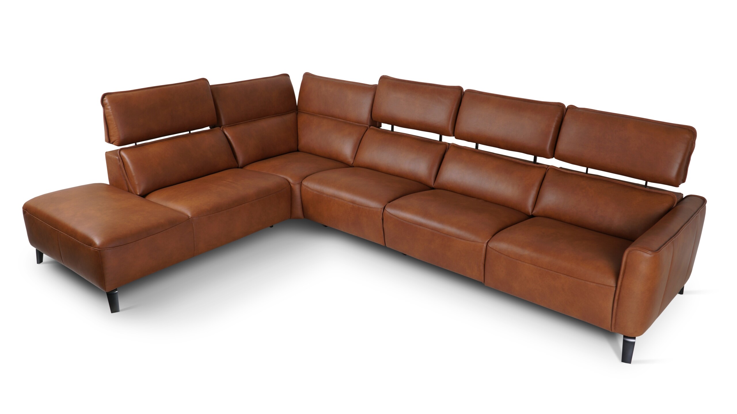 sofa narożna Shila z naturalną skórą, wygodnym szezlongiem, mechanizmem Motionitalia oraz czarnymi nogami w nowoczesnej stylistyce sofa narożna Shila z naturalną skórą, wygodnym szezlongiem, mechanizmem Motionitalia oraz czarnymi nogami w nowoczesnej stylistyce