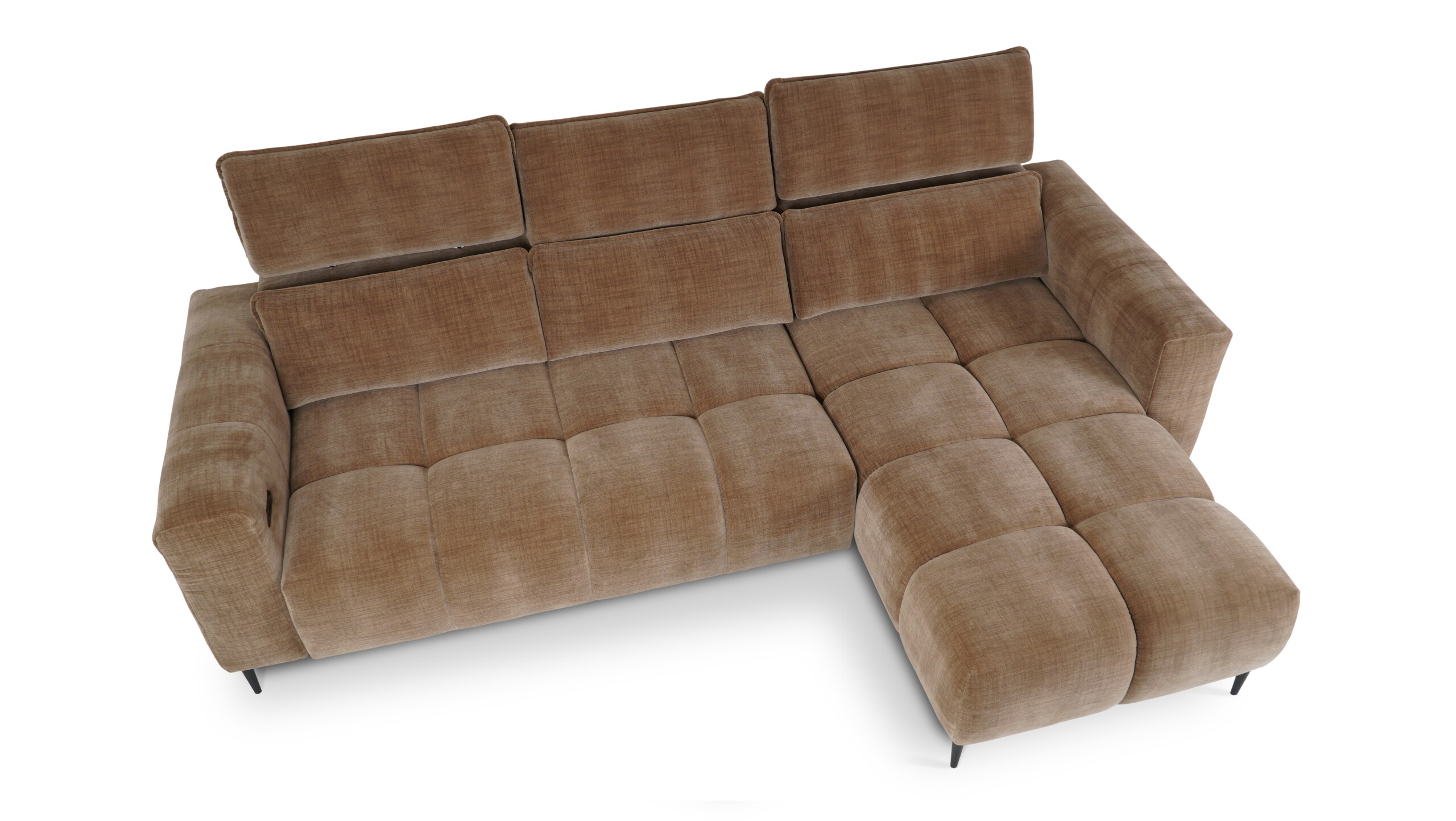stylowa sofa wypoczynkowa z szerokim szezlongiem, miękkimi poduchami oparciowymi i nowoczesną lekką podstawą na nóżkach metalowych