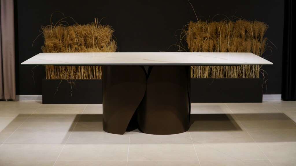 Stół Seven 240 x 110 Laminam Oro Venato -20% Stół Seven z jasnym blatem ze spieku kwarcowego z delikatnym marmurowym użyleniem i designerską podstawą w ciemnobrązowym kolorze do eleganckiej jadalni